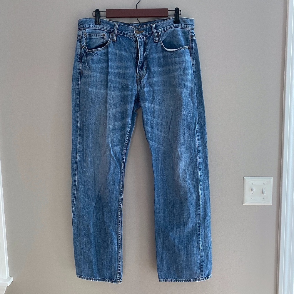 Mens American Eagle medium-light wash, relaxed jeans, 33